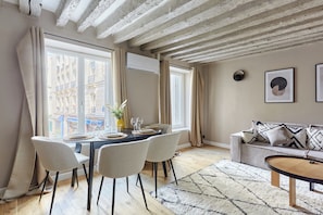 Classic Apartment | Living area - Appartements rue des Vertus (Paris)