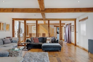 House, 5 Bedrooms, Accessible, Smoking | Living room