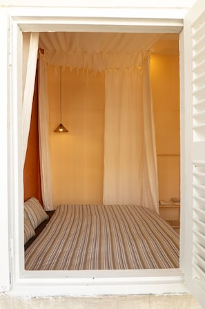 غرفة بتجهيزات أساسية - منظر للمدينة | ستائر تعتيم ومكواة/لوح كي وواي فاي مجانًا