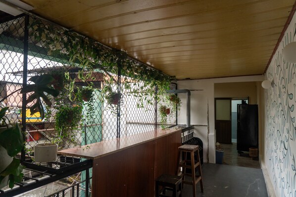 غرفة بتجهيزات أساسية - منظر للمدينة | شرفة/رواق