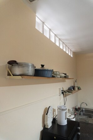 غرفة بتجهيزات أساسية - منظر للمدينة | مرافق مطبخ مشترك | ثلّاجة متوفرة في المنطقة المشتركة، ميكروويف، موقد طهي مسطح