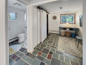 Shower, bidet, towels - The Rosewood – Vermont Lake Cottage Near Crystal Beach & Killington Skiing (Castleton)