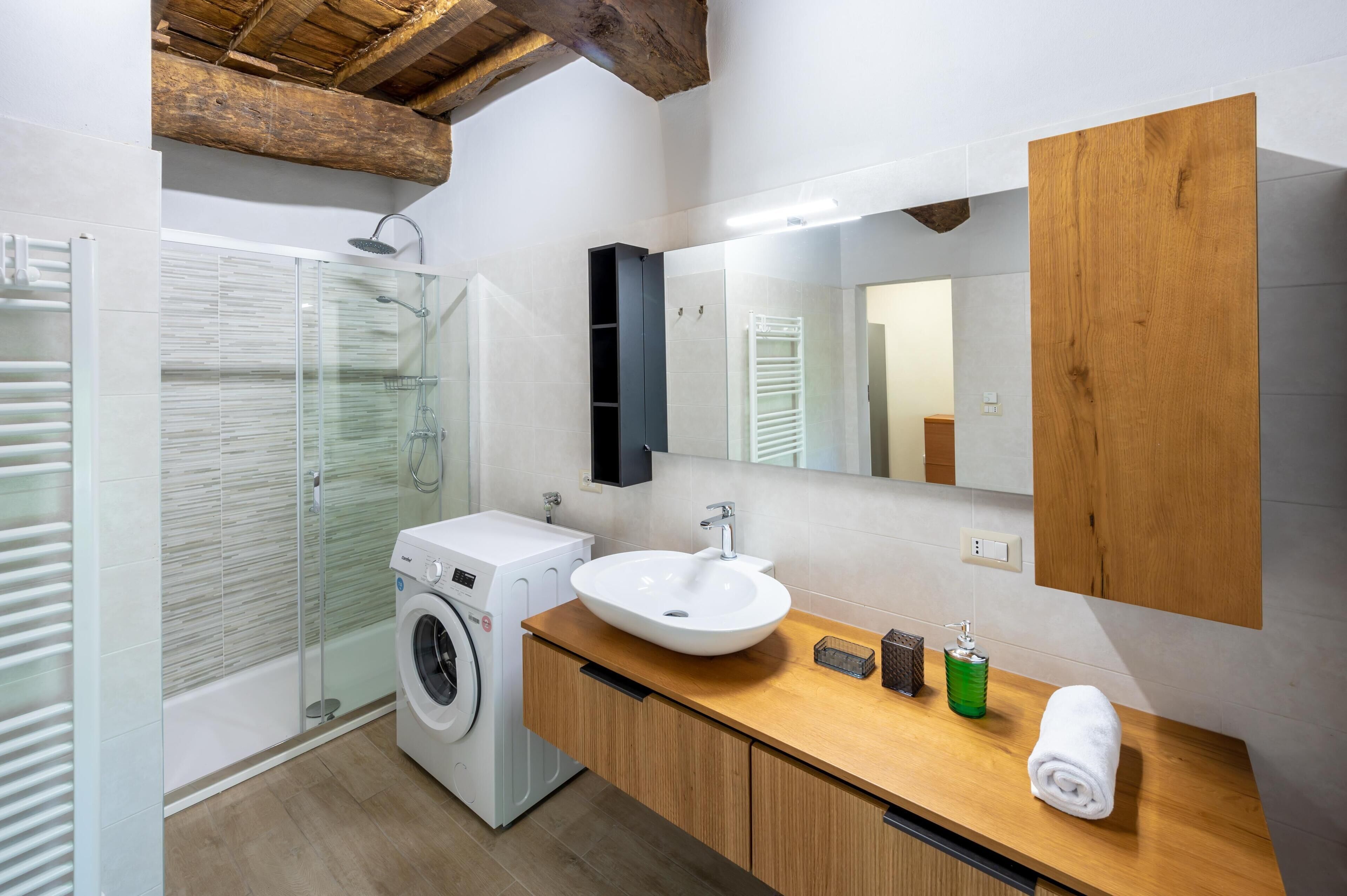 Douche, sèche-cheveux, bidet, serviettes fournies