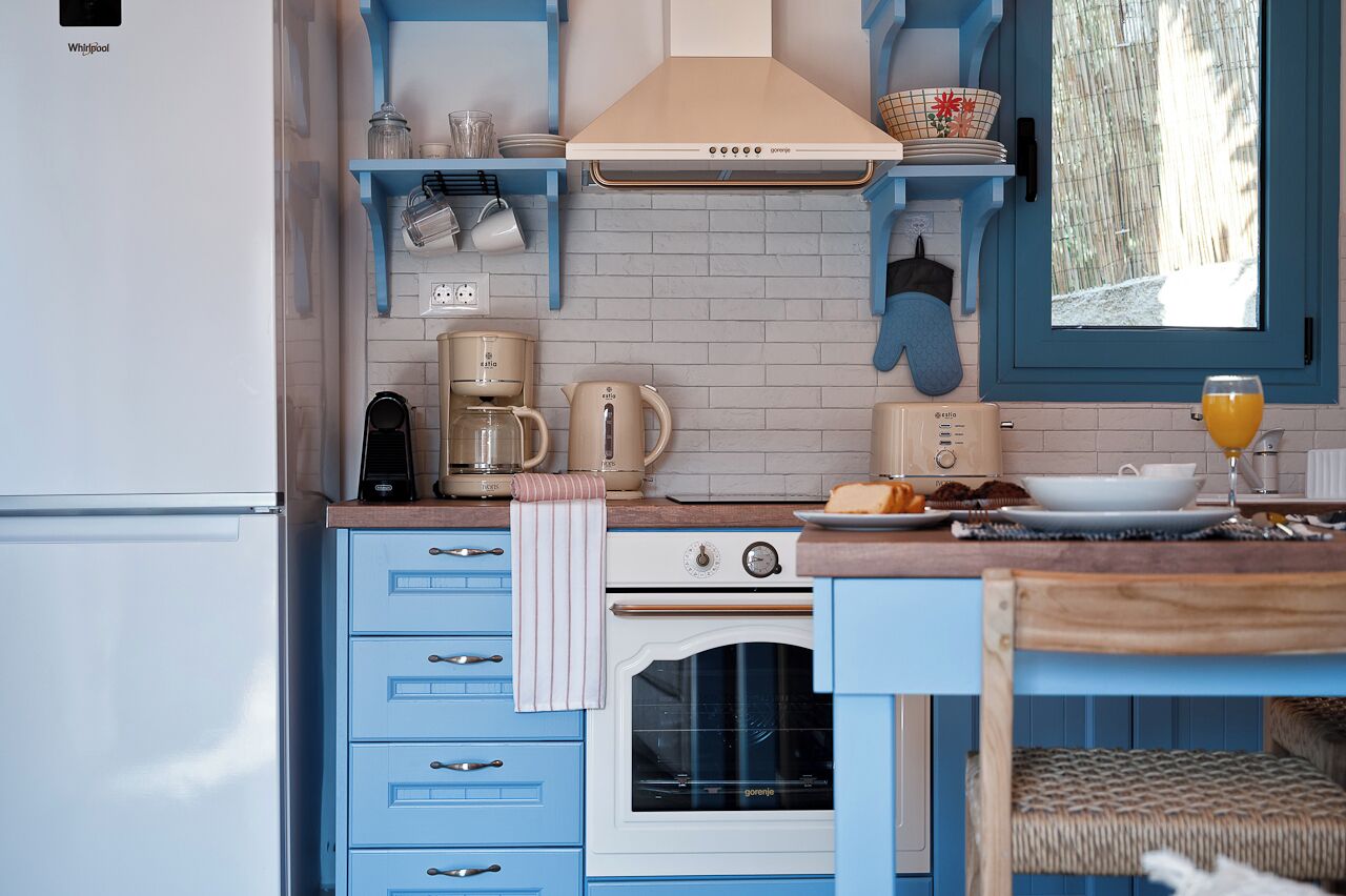 Réfrigérateur, four, plaque de cuisson, cafetière/bouilloire