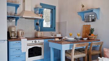 Fridge, oven, stovetop, coffee/tea maker