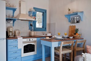 Refrigerador, horno, parrilla de estufa y cafetera y tetera 