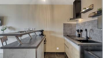 Een microgolfoven, een oven, een kookplaat