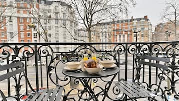 Luxury Apartment | Living area