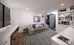 Casa de lujo, varias camas, hidromasaje, vista al océano (Rincon Refuge) | Área de sala de estar