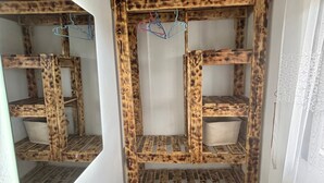 A small room with a wooden bunk bed and a single shelf unit. - Baz-Art Eco Guest House (Rodrigues Island)
