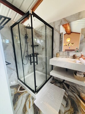 Chambre Triple Confort | Salle de bain | Serviettes fournies, savon, papier toilette