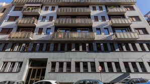 A multi-story building with balconies, a ground entrance, and a speed limit sign. - Ormea Cobalto Apartment by Wonderful Italy (Turin)