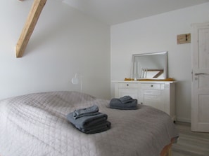 2 bedrooms, WiFi, bed sheets - Vacation by the water!  Cosy & charming - live in an energy-optimized way! (Linden)