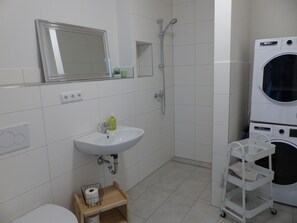 Regadera, toallas, jabón, papel de baño 