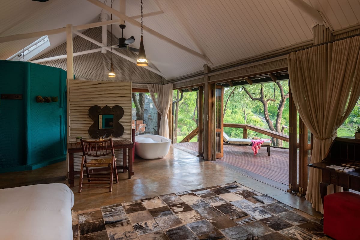 Luxe villa, uitzicht op park | Een kluis op de kamer, een bureau, gratis wifi