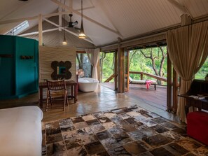 Luxe villa, uitzicht op park | Een kluis op de kamer, een bureau, gratis wifi