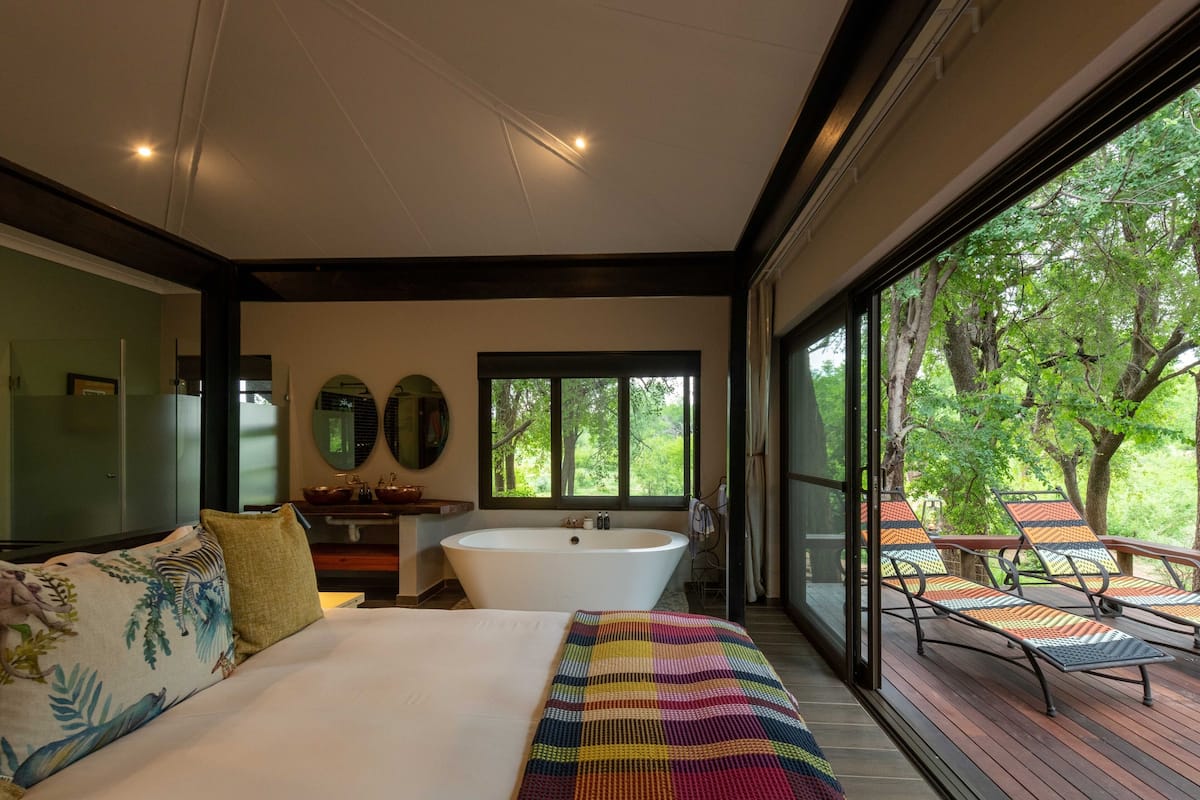 Luxe villa, uitzicht op park | Een kluis op de kamer, een bureau, gratis wifi