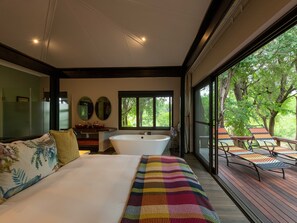 Luxe villa, uitzicht op park | Een kluis op de kamer, een bureau, gratis wifi