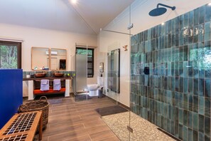 Luksushuvila, näköala puistoon | Kylpyhuone | Hiustenkuivaaja, pyyhkeet, saippua, sampoo