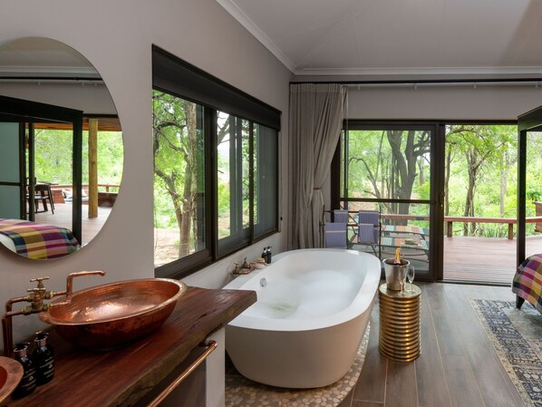 Luxe villa, uitzicht op park | Badkamer | Gratis toiletartikelen, een haardroger, handdoeken, zeep