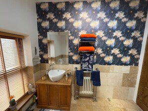 Douche, sèche-cheveux, serviettes fournies