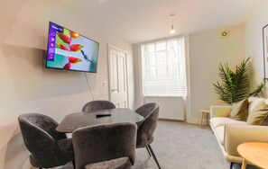 Apartemen Keluarga, 3 kamar tidur, Bebas Asap Rokok | Area keluarga | TV