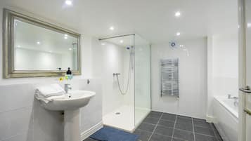 Family Apartment, 3 Bedrooms, Non Smoking | Bathroom