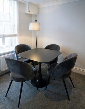 Apartamento Confort, 2 habitaciones, no fumadores | Zona de estar | Una televisión