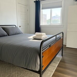 2 bedrooms, desk, iron/ironing board, free WiFi