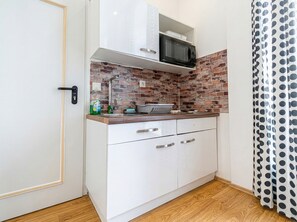 Basic Apartment | Private kitchenette - Cozy Apartment for 3 Near Lugner City (Vienna)