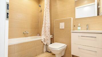 Basic Apartment | Bathroom | Combined shower/bathtub, free toiletries, hair dryer, towels