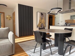Dining - "FOUR" - Premium Apartments Seekirchen, 3-room-Apartment with balcony (Seekirchen am Wallersee)