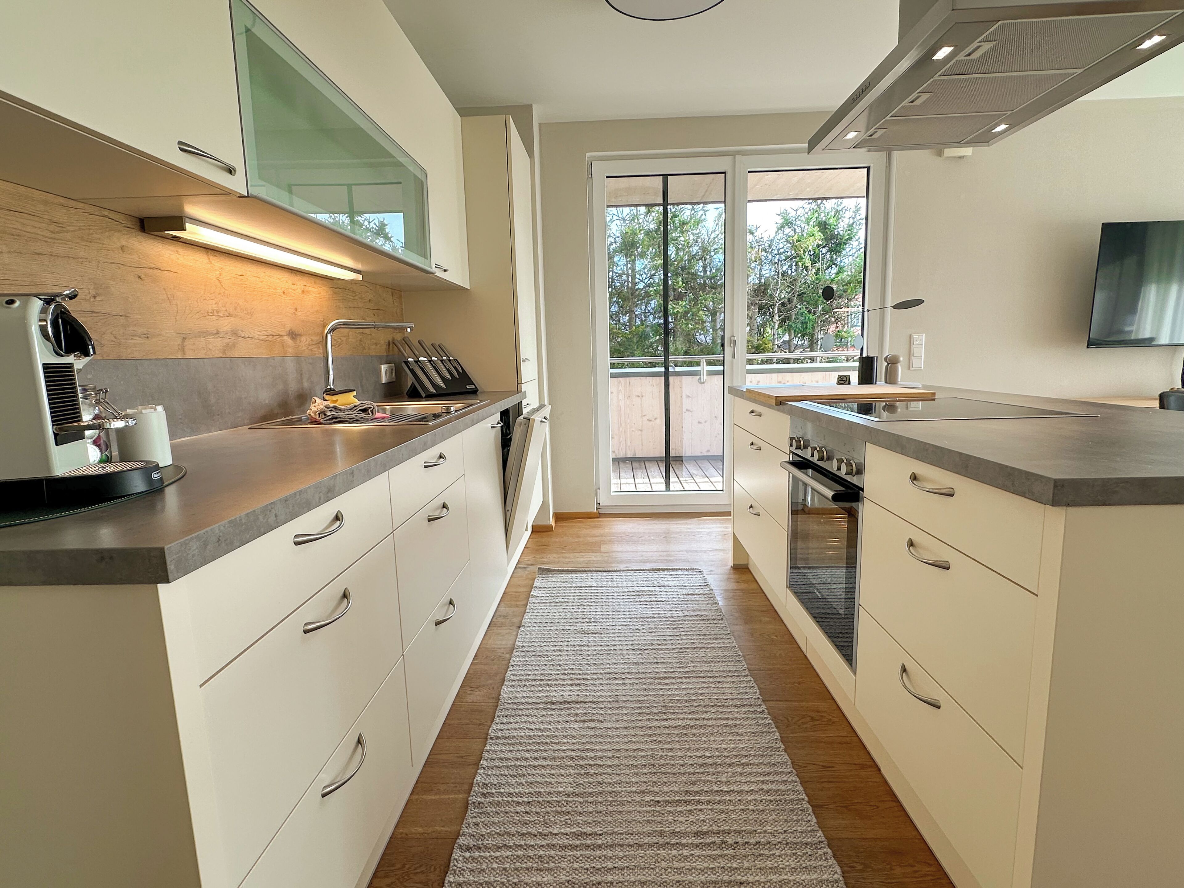 Een koelkast, een oven, een kookplaat, een vaatwasser