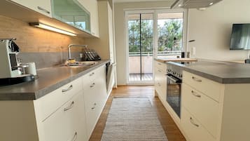 Fridge, oven, stovetop, dishwasher