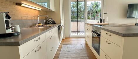 Frigorífico, horno, placa de cocina y lavavajillas