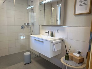 Dusche, Haartrockner, Handtücher, Seife