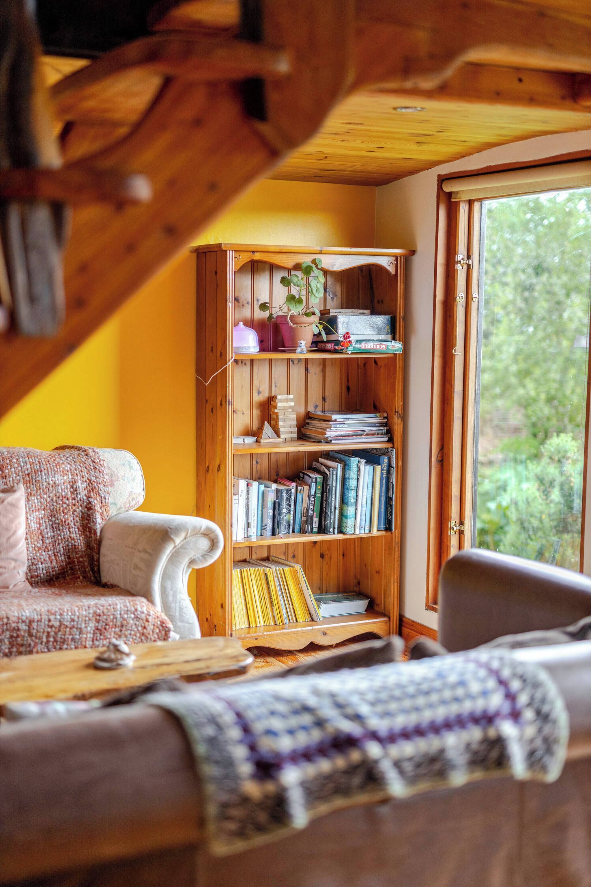 Cabin, Multiple Bedrooms, Smoking, Balcony | Living room | Books