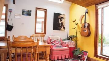 Cabin, Multiple Bedrooms, Smoking, Balcony | Living room | Books