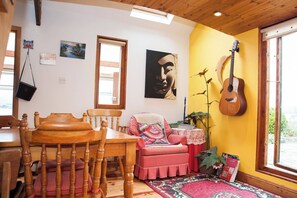 Cabane, plusieurs chambres, fumeurs, balcon | Salle de séjour | Livres