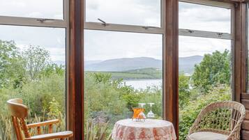 Cabin, Multiple Bedrooms, Smoking, Balcony | Living area | Books