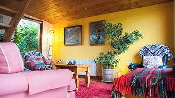 Cabin, Multiple Bedrooms, Smoking, Balcony | Living room | Books