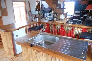 Chalet rustique, plusieurs chambres, fumeur, balcon | Cuisine privée
