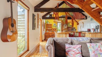 Cabin, Multiple Bedrooms, Smoking, Balcony | Living room