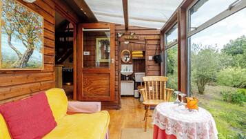 Cabin, Multiple Bedrooms, Smoking, Balcony | Living area | Books