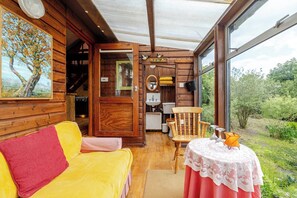 Cabin, Multiple Bedrooms, Smoking, Balcony | Living area | Books