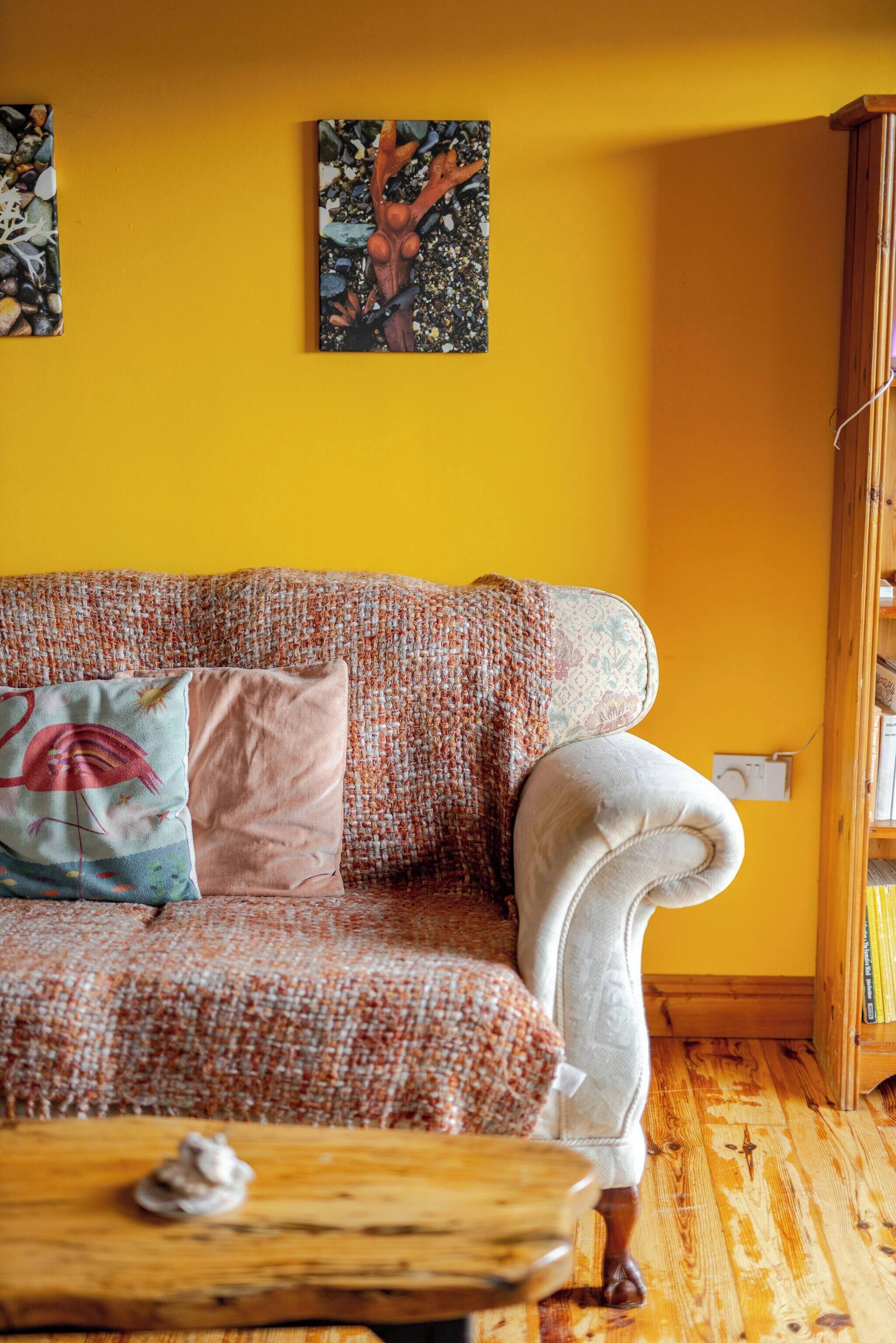 Cabin, Multiple Bedrooms, Smoking, Balcony | Living room | Books