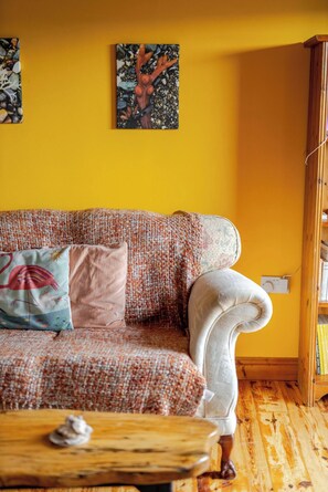 Cabane, plusieurs chambres, fumeurs, balcon | Salle de séjour | Livres