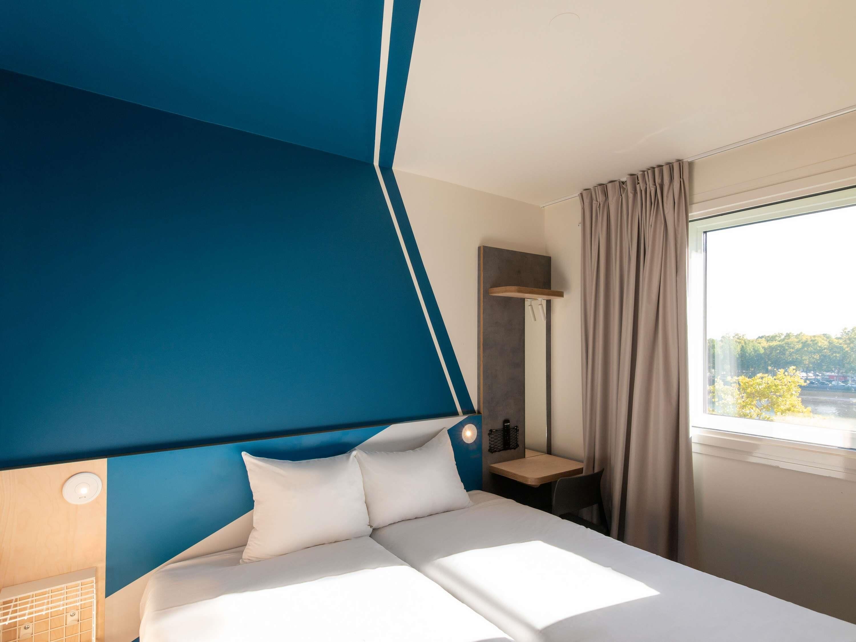 Soundproofing, free WiFi, bed sheets