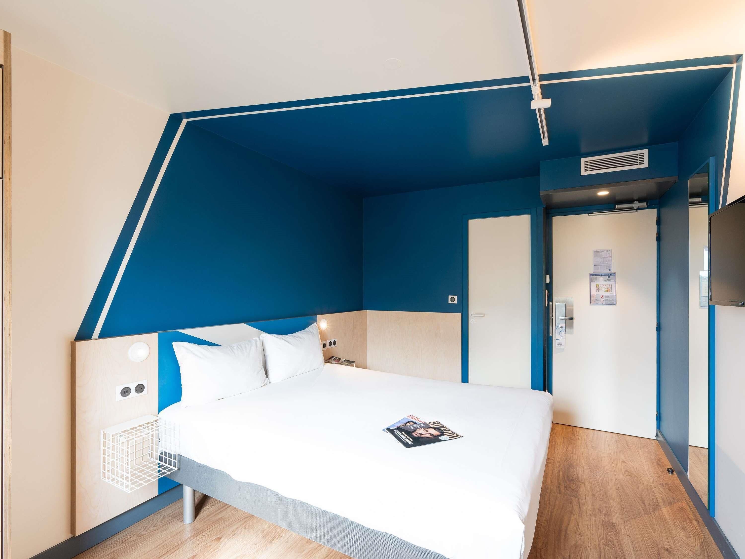Soundproofing, free WiFi, bed sheets
