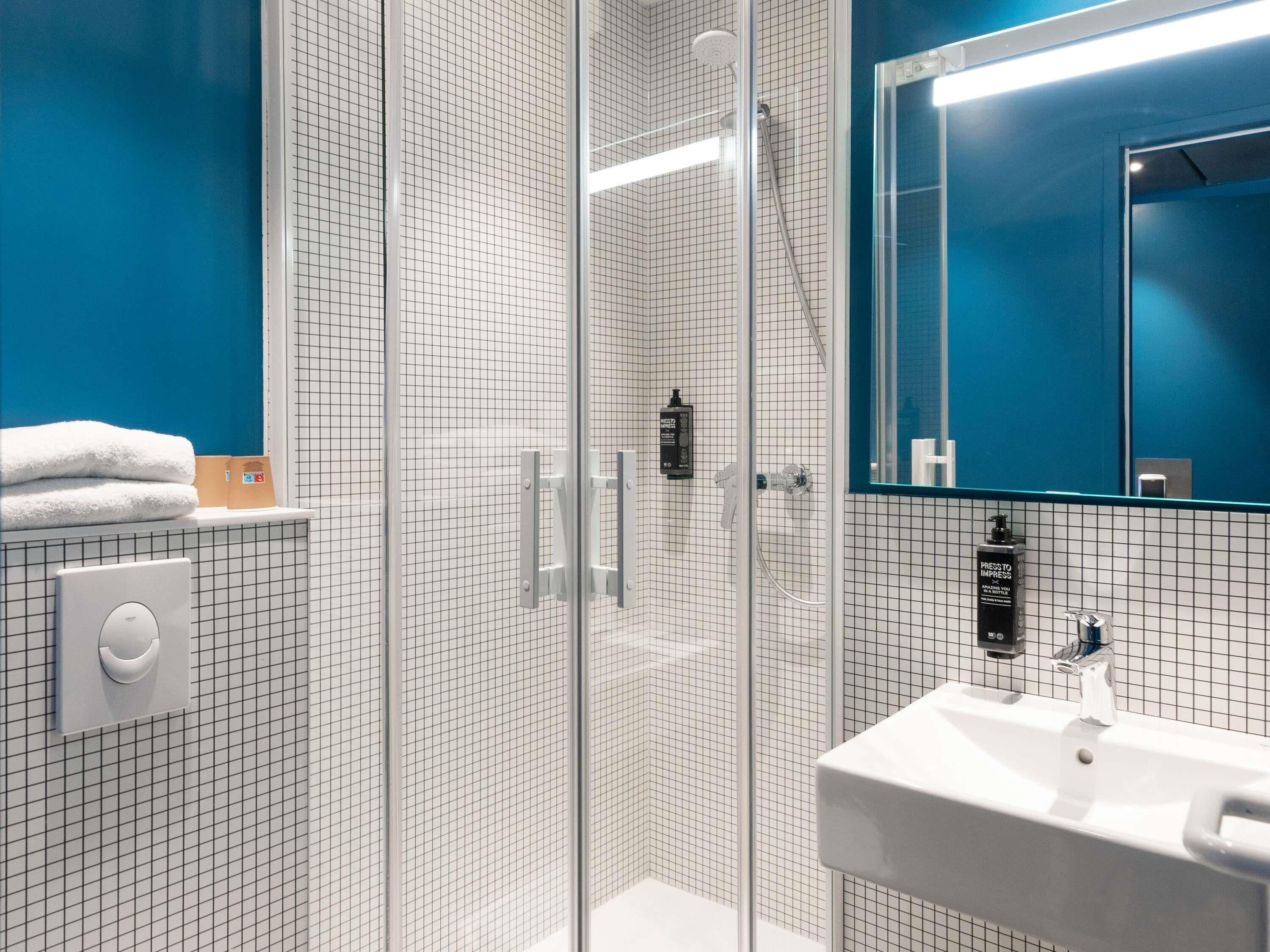 Soundproofing, free WiFi, bed sheets